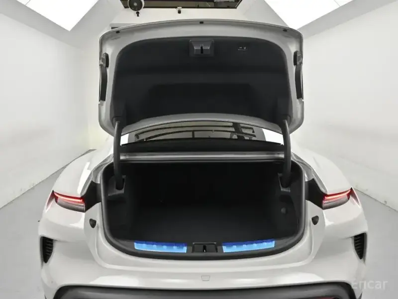 2025 Porsche Taycan с пробегом 7 945 км