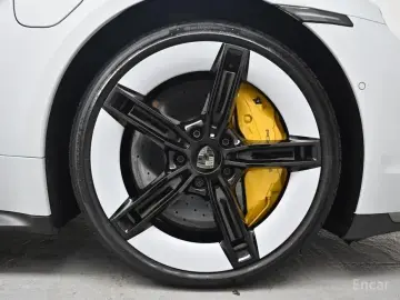 2025 Porsche Taycan с пробегом 8 730 км