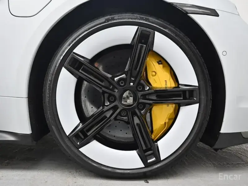2025 Porsche Taycan с пробегом 8 730 км