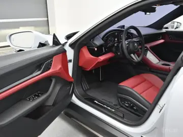 2025 Porsche Taycan с пробегом 8 730 км