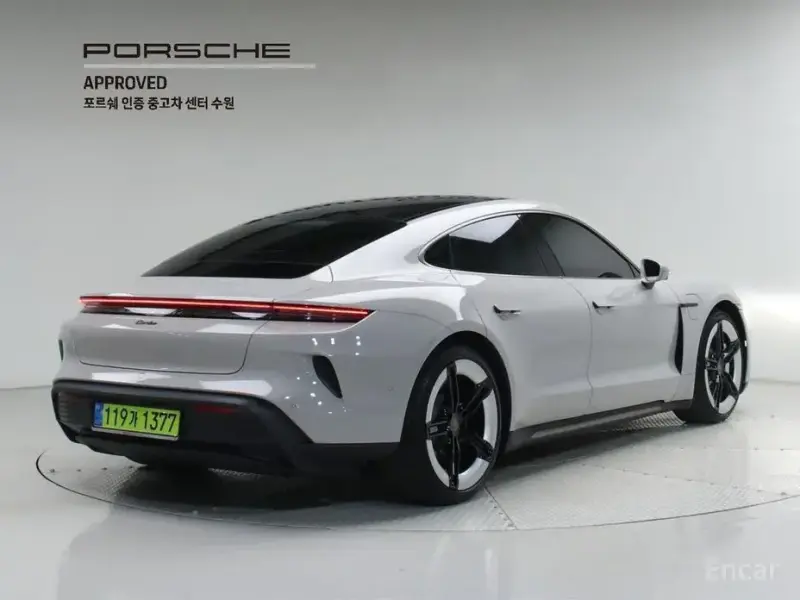 2025 Porsche Taycan с пробегом 10 400 км