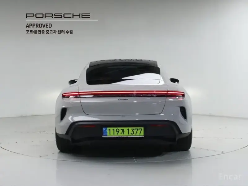 2025 Porsche Taycan с пробегом 10 400 км