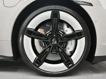 2025 Porsche Taycan с пробегом 10 400 км