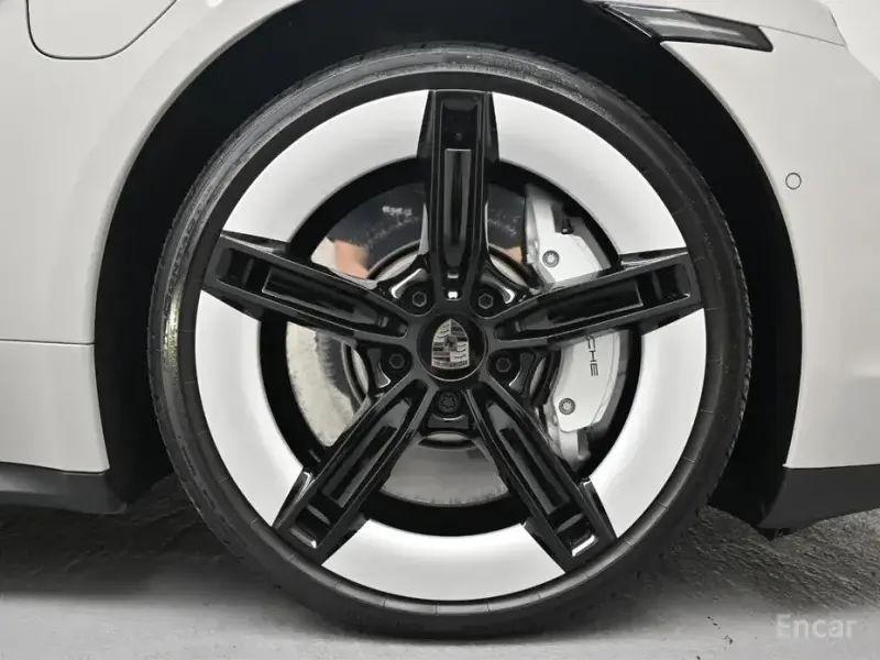 2025 Porsche Taycan с пробегом 10 400 км