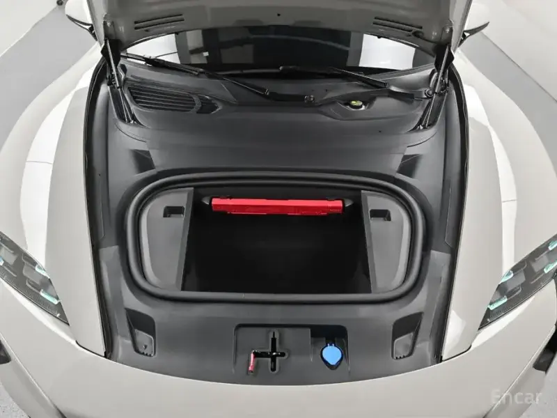 2025 Porsche Taycan с пробегом 10 400 км