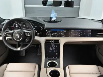 2025 Porsche Taycan с пробегом 10 400 км