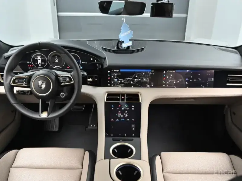 2025 Porsche Taycan с пробегом 10 400 км