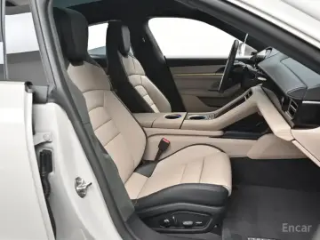 2025 Porsche Taycan с пробегом 10 400 км