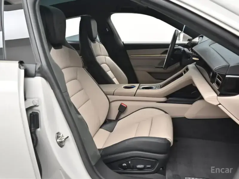 2025 Porsche Taycan с пробегом 10 400 км
