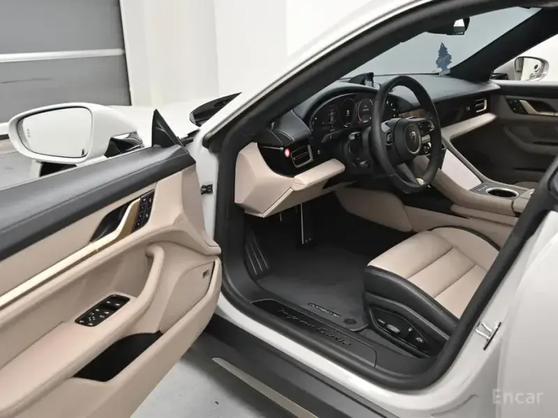 2025 Porsche Taycan с пробегом 10 400 км