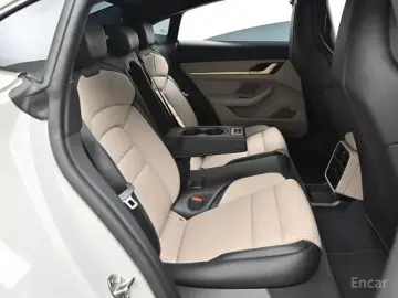 2025 Porsche Taycan с пробегом 10 400 км