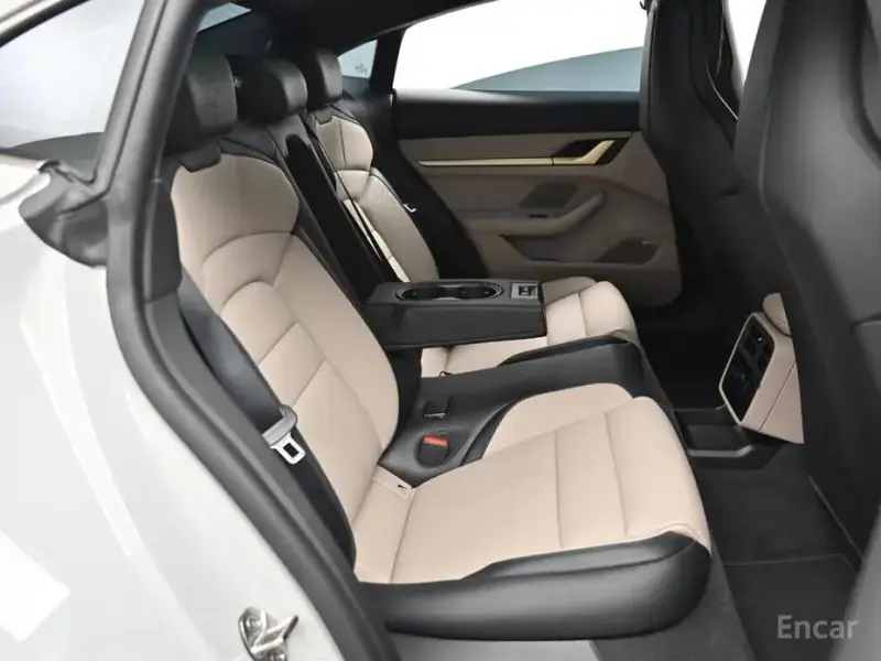 2025 Porsche Taycan с пробегом 10 400 км