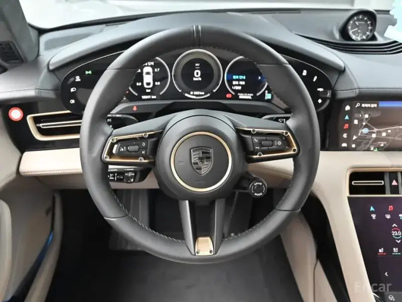 2025 Porsche Taycan с пробегом 10 400 км