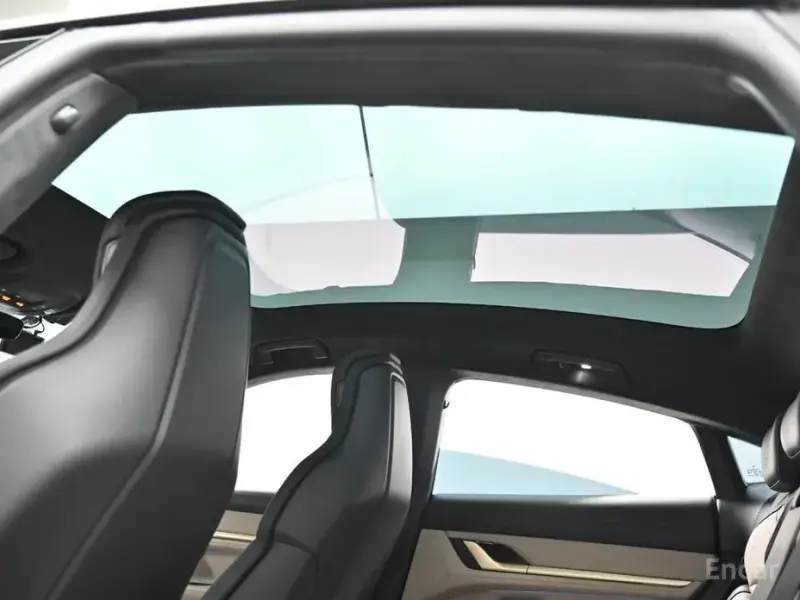 2025 Porsche Taycan с пробегом 10 400 км