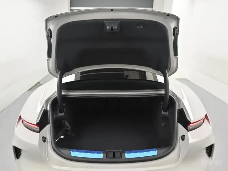 2025 Porsche Taycan с пробегом 10 400 км