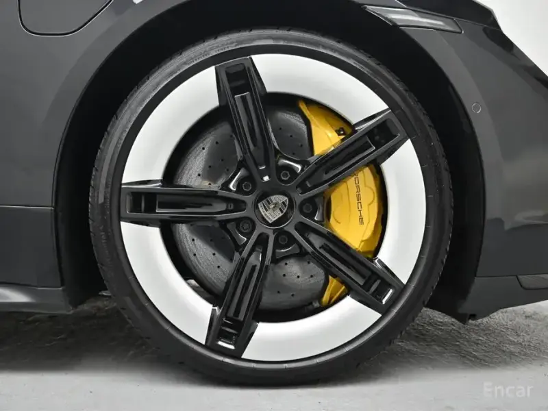 2025 Porsche Taycan с пробегом 12 170 км