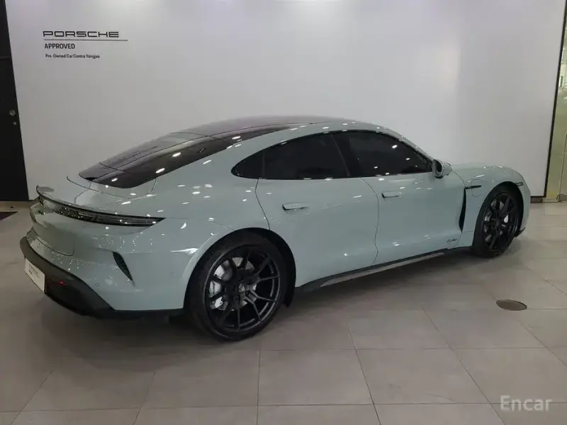 2025 Porsche Taycan с пробегом 6 800 км