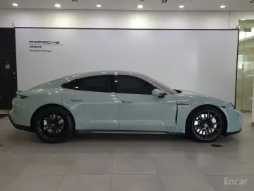 2025 Porsche Taycan с пробегом 6 800 км