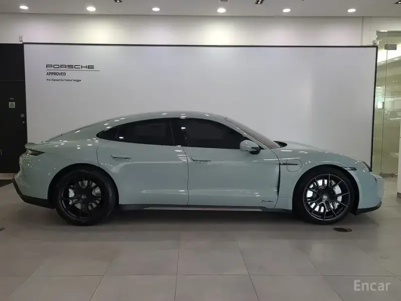 2025 Porsche Taycan с пробегом 6 800 км