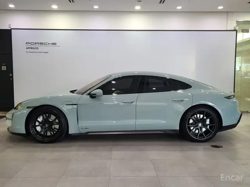 2025 Porsche Taycan с пробегом 6 800 км