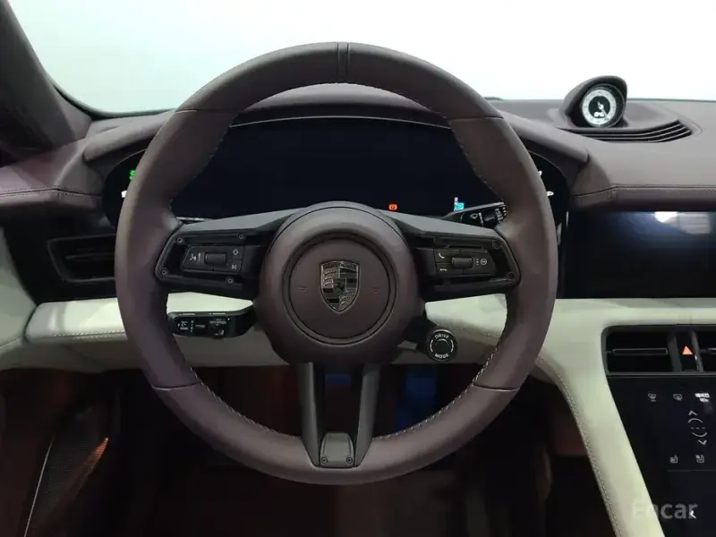2025 Porsche Taycan с пробегом 6 800 км