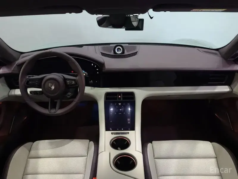 2025 Porsche Taycan с пробегом 6 800 км