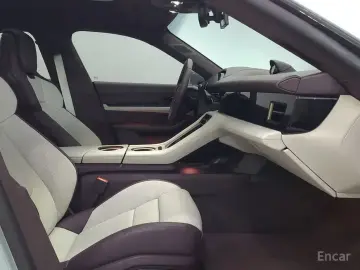 2025 Porsche Taycan с пробегом 6 800 км