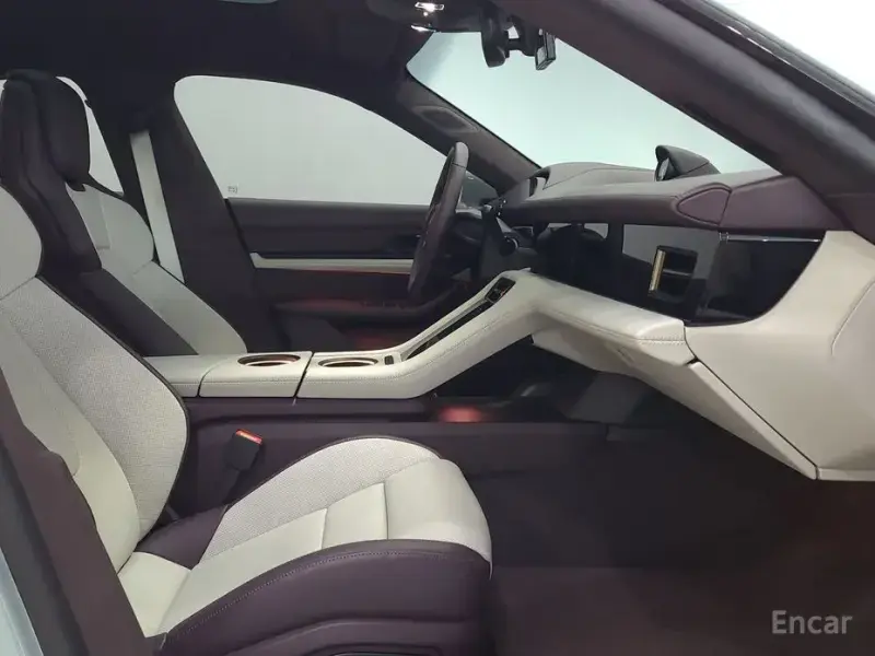 2025 Porsche Taycan с пробегом 6 800 км