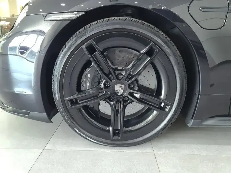 2025 Porsche Taycan с пробегом 5 200 км