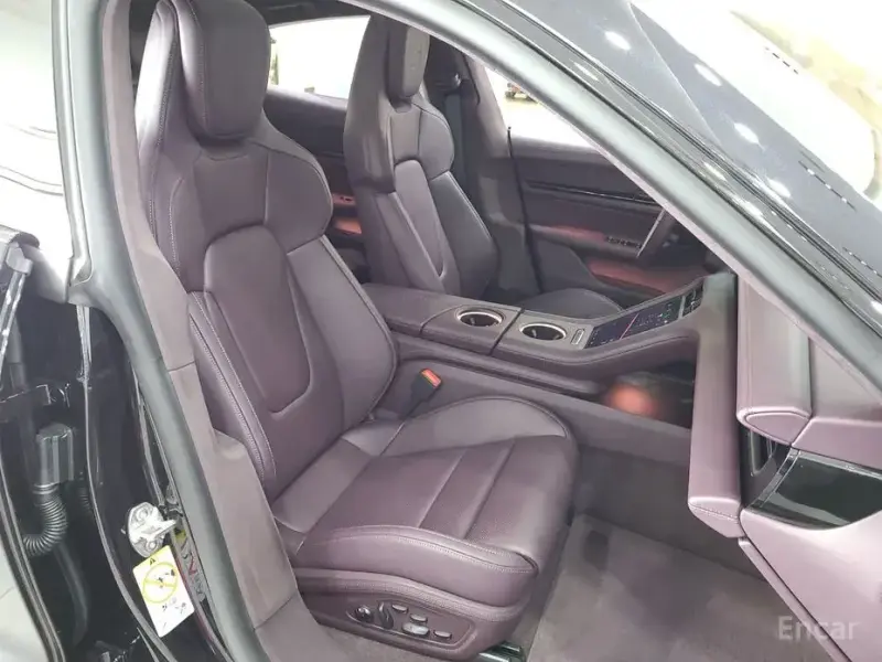 2025 Porsche Taycan с пробегом 5 200 км