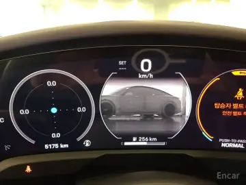 2025 Porsche Taycan с пробегом 5 200 км