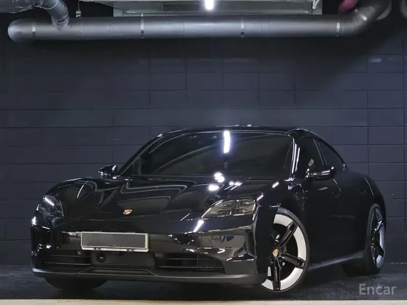 2025 Porsche Taycan с пробегом 13 000 км