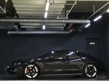 2025 Porsche Taycan с пробегом 13 000 км