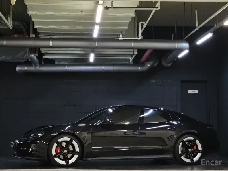 2025 Porsche Taycan с пробегом 13 000 км
