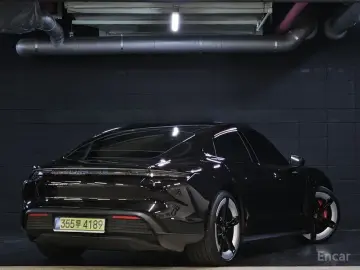 2025 Porsche Taycan с пробегом 13 000 км