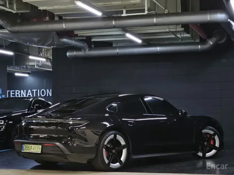 2025 Porsche Taycan с пробегом 13 000 км