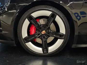 2025 Porsche Taycan с пробегом 13 000 км