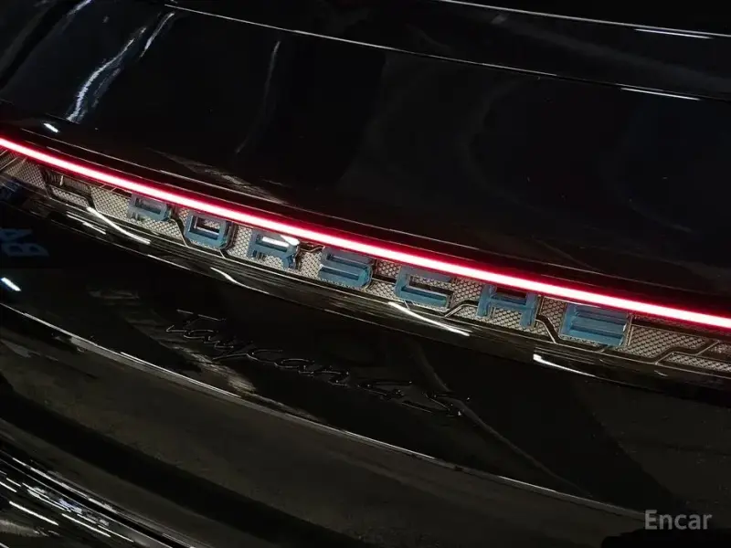 2025 Porsche Taycan с пробегом 13 000 км