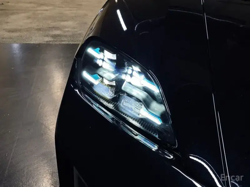 2025 Porsche Taycan с пробегом 13 000 км
