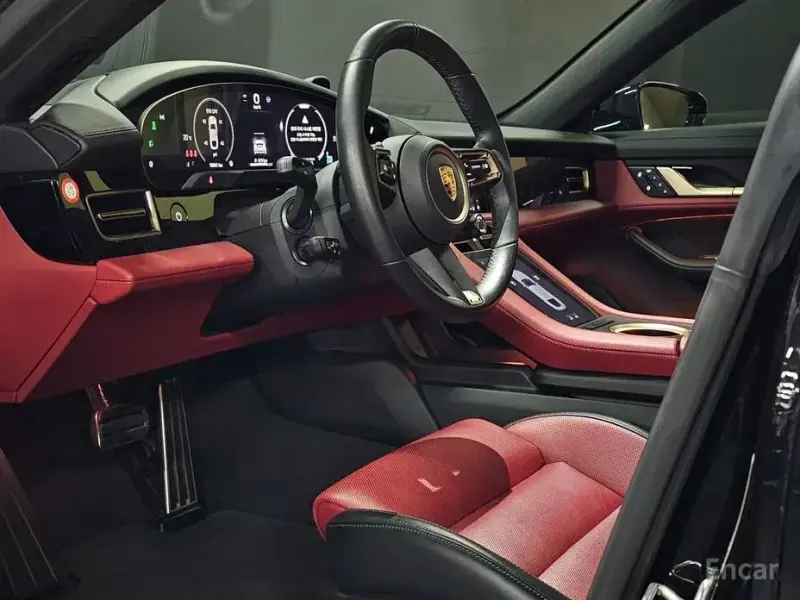 2025 Porsche Taycan с пробегом 13 000 км