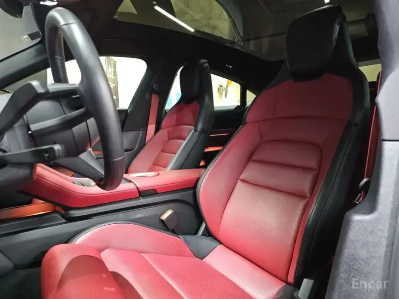 2025 Porsche Taycan с пробегом 13 000 км
