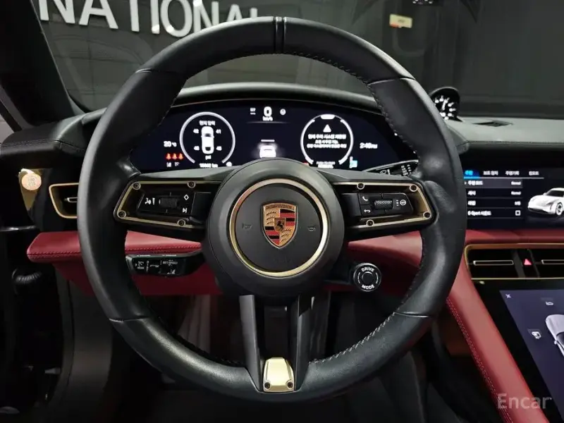 2025 Porsche Taycan с пробегом 13 000 км