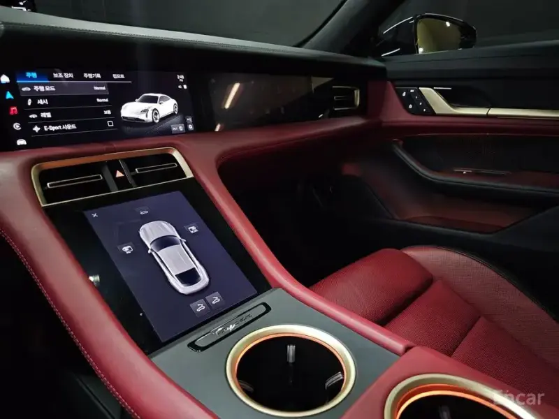 2025 Porsche Taycan с пробегом 13 000 км