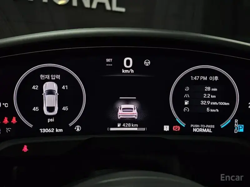 2025 Porsche Taycan с пробегом 13 000 км