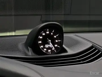2025 Porsche Taycan с пробегом 13 000 км