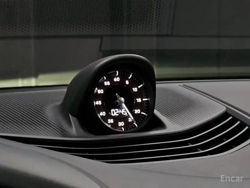 2025 Porsche Taycan с пробегом 13 000 км
