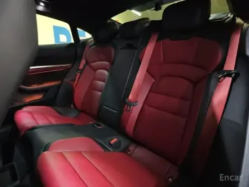 2025 Porsche Taycan с пробегом 13 000 км