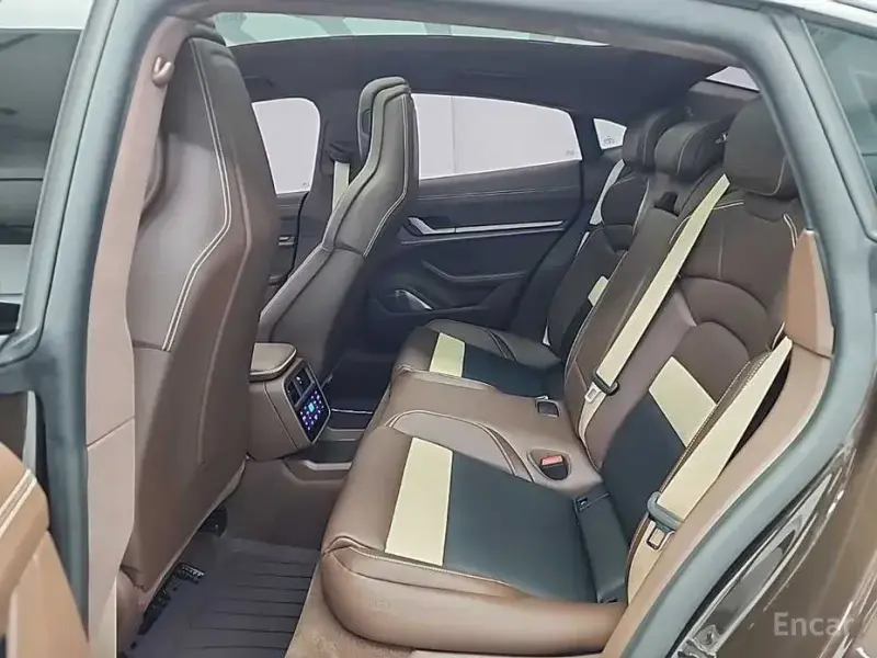 2025 Porsche Taycan с пробегом 9 221 км