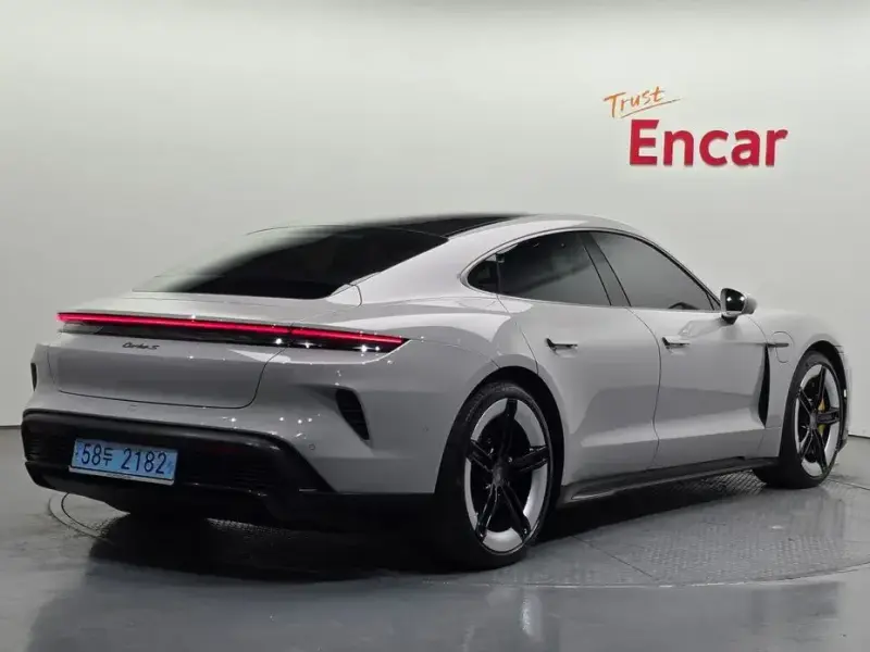 2024 Porsche Taycan с пробегом 14 264 км