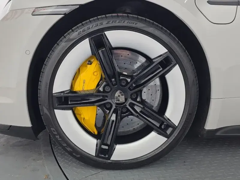 2024 Porsche Taycan с пробегом 14 264 км